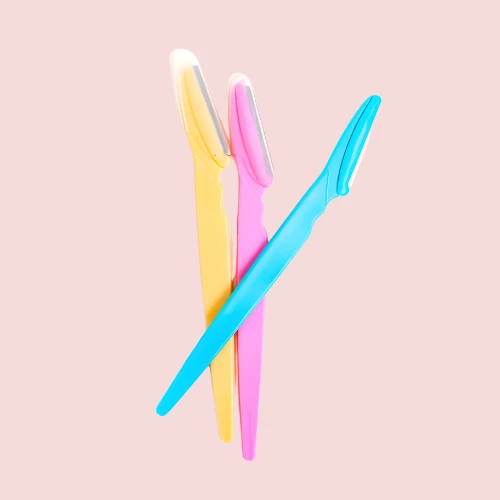 มีดกันคิ้ว/ที่คีบคิ้ว